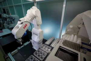 抗击疫情！ABB机器人助力泰国新冠疫苗开发