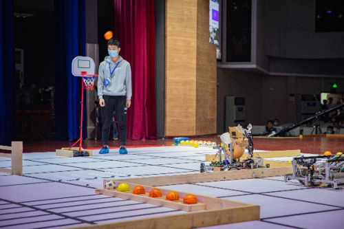 看！机器人在投篮！