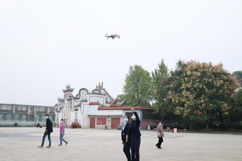 老雁领着新雁飞 无人机上岗战疫忙