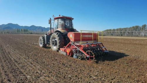 无人驾驶拖拉机用上北斗高精度定位技术，350余台套智能农机播种小麦