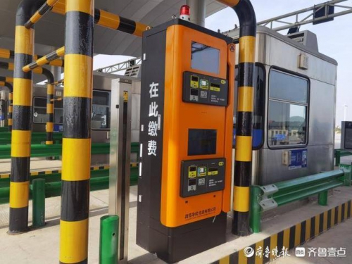 青岛胶东机场收费站启用车道智能“收费机器人”，系省内首试