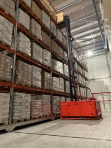 Solving 的自动叉车确保在 Snellman的冷冻食品储存更高效