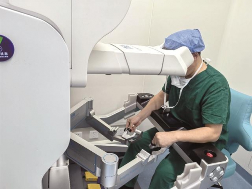 国内首例经腰单孔机器人肾上腺肿瘤切除术完成