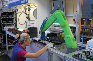 韩国机器人密度夺回世界第一，中国排名第九