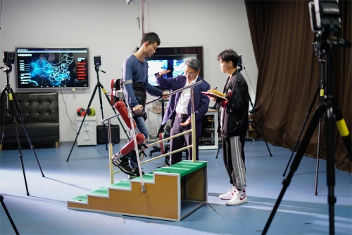 在轮椅上坐了40年的66岁伤残军人重新站起来 电子科大外骨骼机器人发挥大作用