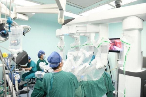 达芬奇手术机器人赋能医生，战胜高龄患者的高难度肿瘤手术