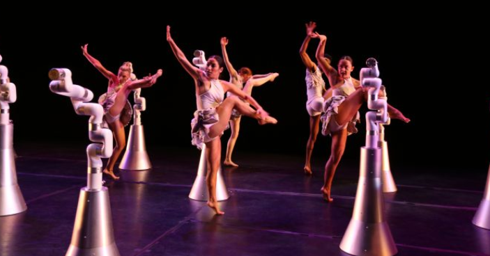 舞者和跳舞机器人一起翩翩起舞