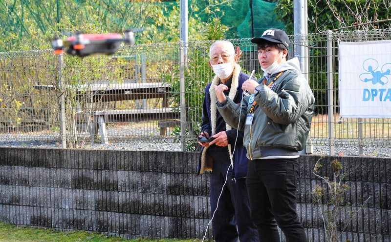日本90岁的农民通过了无人机飞行员测试
