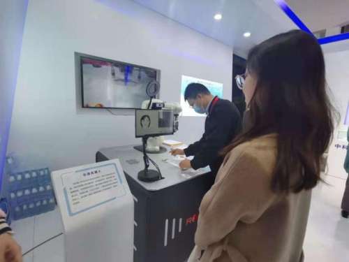 "咔嚓"一声 机器人立刻给你画像