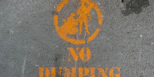 英国城市利用无人机打击非法倾倒垃圾现象