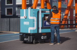 芬兰自主机器人为赫尔辛基居民送包裹