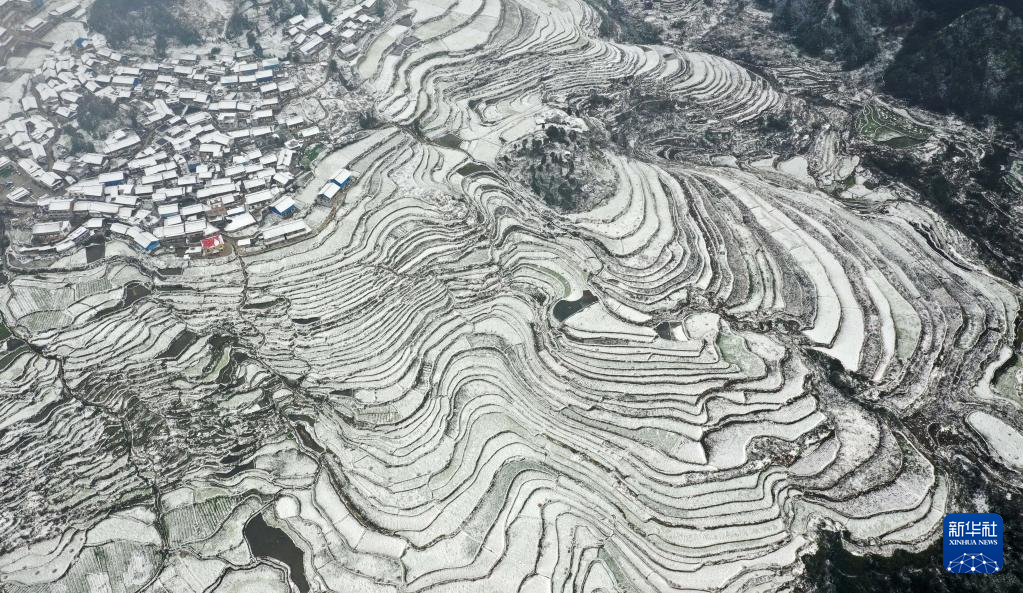 无人机航拍各地雪景 银光闪烁美如“仙境”