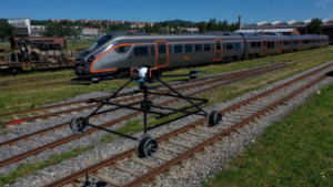挪威新型铁路检测无人机可在轨道上飞行和行驶