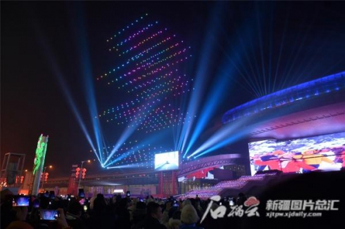 乌鲁木齐：500架无人机空中舞动“光绘”