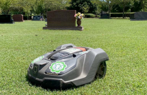 美国一个公司提供草坪护理自主机器人服务