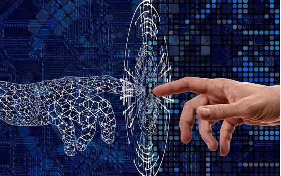 用装有传感器的 "电子皮肤 "触觉来控制机器人