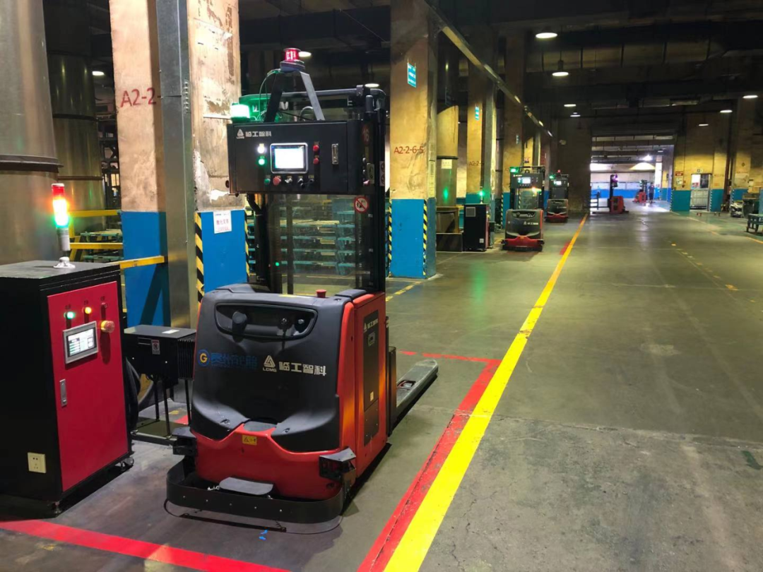 机器代人，降本增效！临工智科57台叉车AGV助力某轮胎企业打造智能工厂