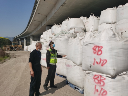 高速公路桥下竟成公司“仓库” 无人机让其“现形”