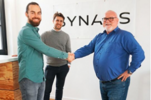 采埃孚使用Synaos的AGV控制技术