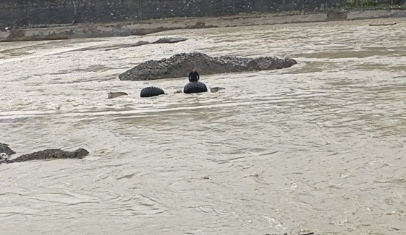 激流中，无人机救了他们俩！