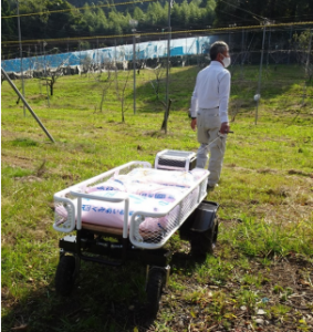 低成本的履带式运输机器人，活跃在颠簸的田野上，只需要轻轻拉一下电线