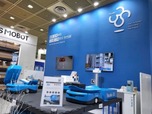 变身"蓝精灵"，小黄人亮相韩国首尔自动化展览会