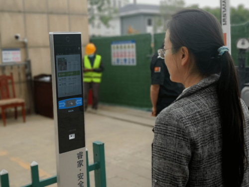 黑科技？安全服务机器人正式上岗！