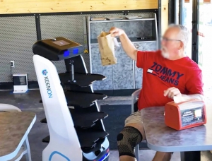 CBS报道 | 擎朗机器人“上岗”全球连锁店BurgerFi