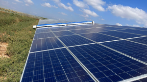 以色列公司开发不用水清洁太阳能电池板的机器人