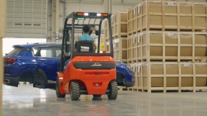 装上绿色引擎，林德电动平衡重叉车助力汽配物流高效运行