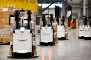 路透社：零售商在成本通胀斗争中转向物流机器人