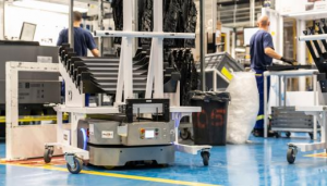 欧姆龙和 Grupo Antolín 联手实现汽车内饰部件装载和运输的自动化