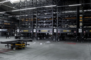 四台AGV和四台焊接机器人实现24小时全天候无人值守作业