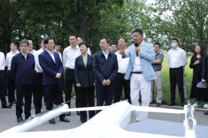 昆山市委书记周伟一行调研考察峰飞