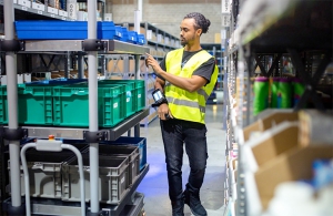 IAM Robotics 推出人到货解决方案