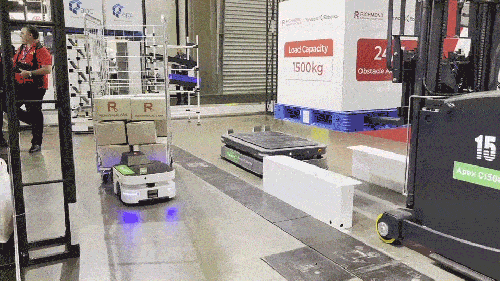 重新定义笼车搬运 灵动科技重磅发布牵引式AMR Flex60-T