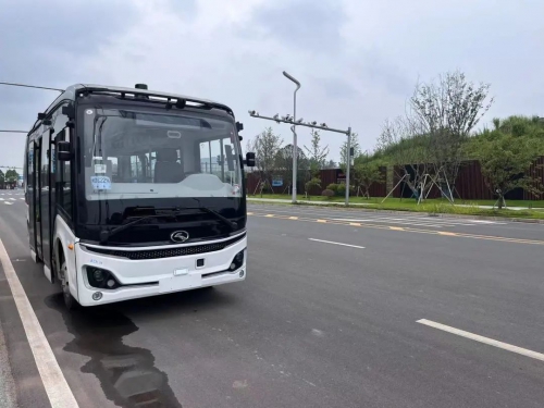 无人驾驶智能网联公交小巴来了！车和路都楞个“聪明”