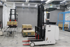 日本拉普塔机器人公司正式展示其首台自动引导叉车