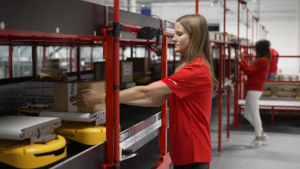 立镖“小黄人”在捷克，与Packeta共创包裹速递新未来