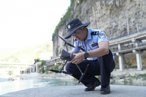 夏季行动 丨 无人机“空中执勤” 立体环绕“警防溺水”