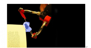 美国北卡州立大学科学家开发了一种机器人抓取装置，可以拿起一滴水