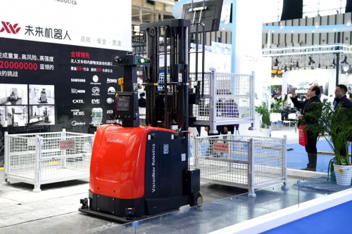 三层料笼堆叠，未来机器人VNP15无人叉车闪耀2023世界智能制造大会！