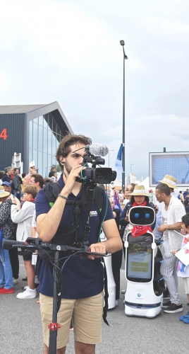 与奥运同行！擎朗机器人与奥运火炬手爆世纪同框？！