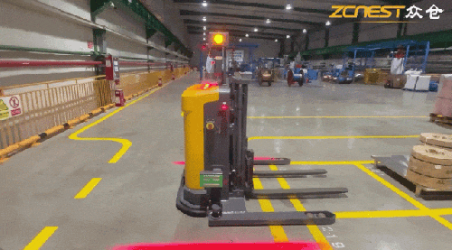 案例丨叉式AGV跨楼层丝滑流转 众仓跑出仓储物流“超级速度”