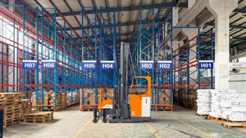 客户案例|窄巷道、大库容、高效率！卓一人下行三向叉车助力物流企业效益升级