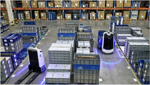 UQI优奇无人叉车与人形机器人协作实现物流无人化 助力领克汽车工厂智能化升级