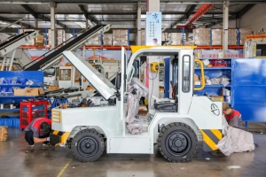 挺进新赛道！中力叉车无人驾驶行李牵引车来了