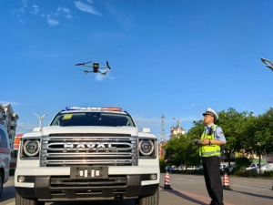 科技赋能交通治理：新右旗交警无人机成路面“智慧尖兵”