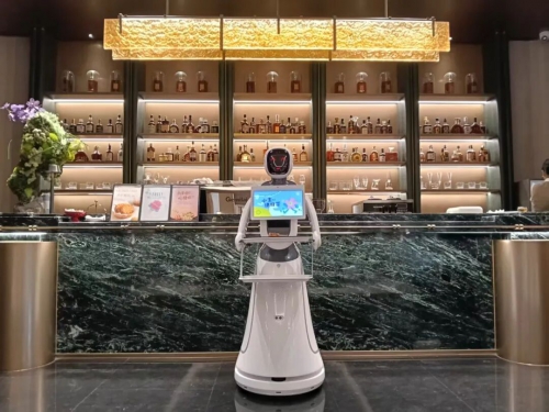 科技点亮服务！天元珑廷以艾米送餐机器人，重塑售楼处体验标杆！