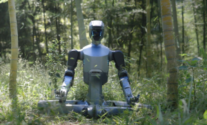 云深处发布全球首款全天候行业级人形机器人DR02